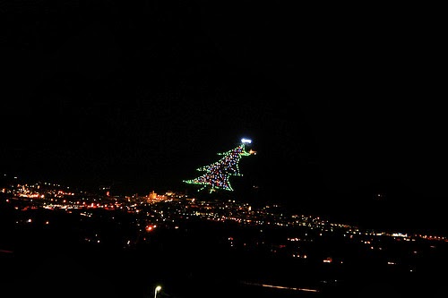 Albero Di Natale Gubbio.Gubbio E L Albero Di Natale Piu Grande Del Mondo Turista Di Mestiere